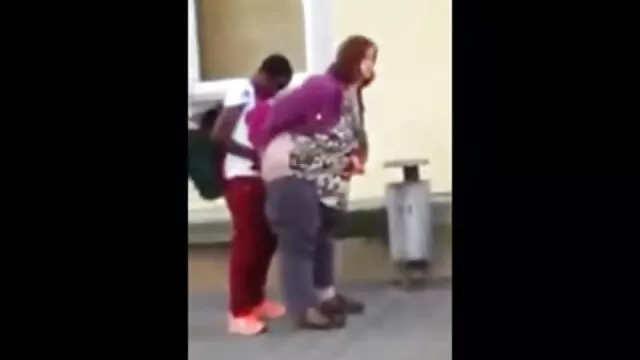 مثير شقراء الملذات مقاطع سكس من الافلام الاجنبيه نفسها على حمام السباحة