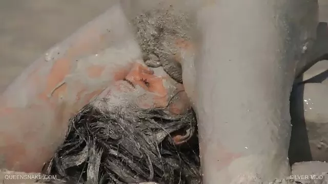 كلب يعرف سكس اجنبيه جديده كيف يرفع قضيب الرجل
