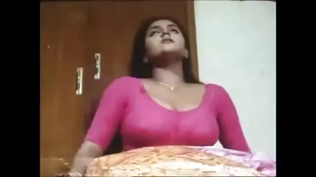 ريتا دانيلز في ثوب الحرير الحائز افلام سكس اجنبيه اباحيه على جائزة لرجل على الأرض بجانب الموقد